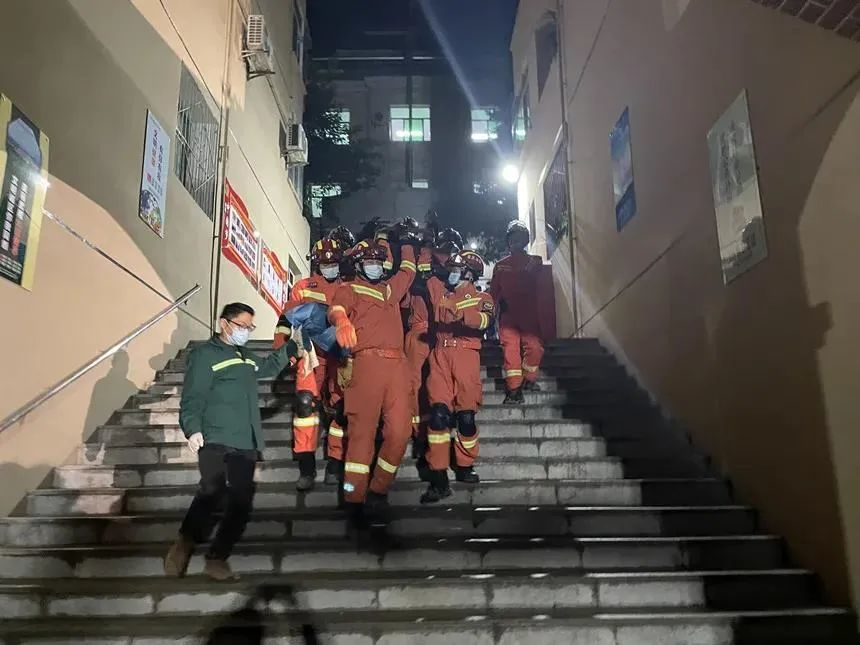 碳纖維布加固｜重慶某食堂發(fā)生坍塌事故致10人受傷！
